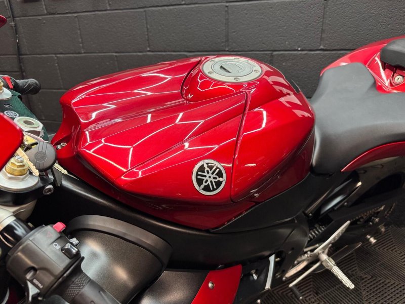 YAMAHA R1