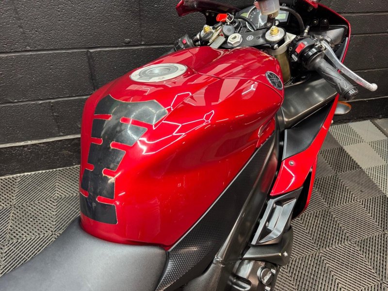 YAMAHA R1
