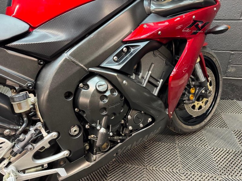YAMAHA R1