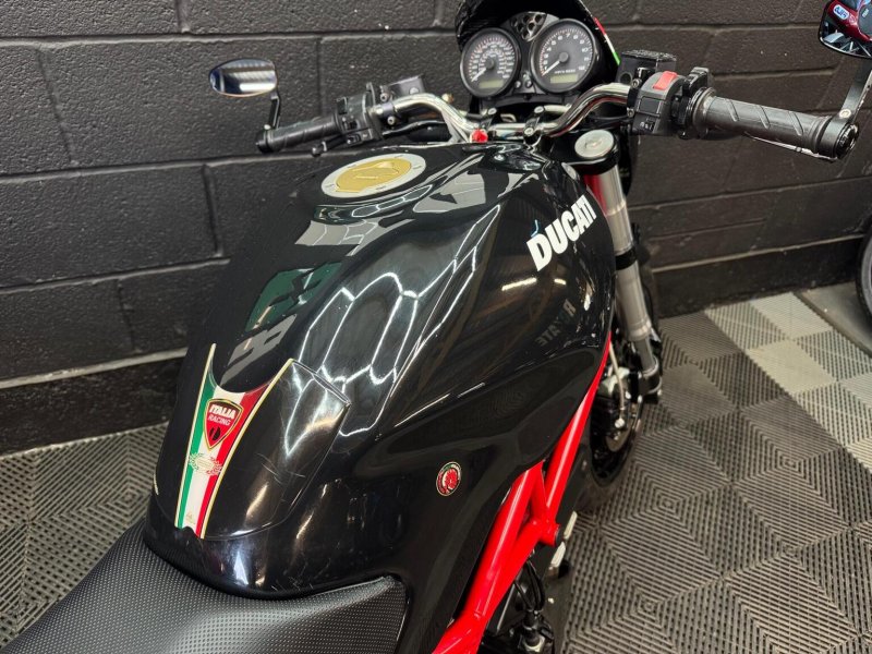 DUCATI MONSTER 695