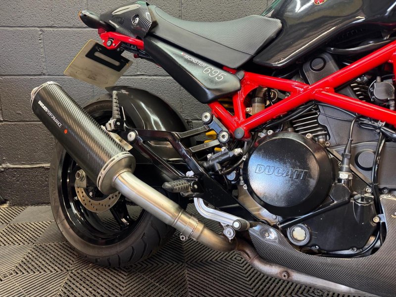 DUCATI MONSTER 695