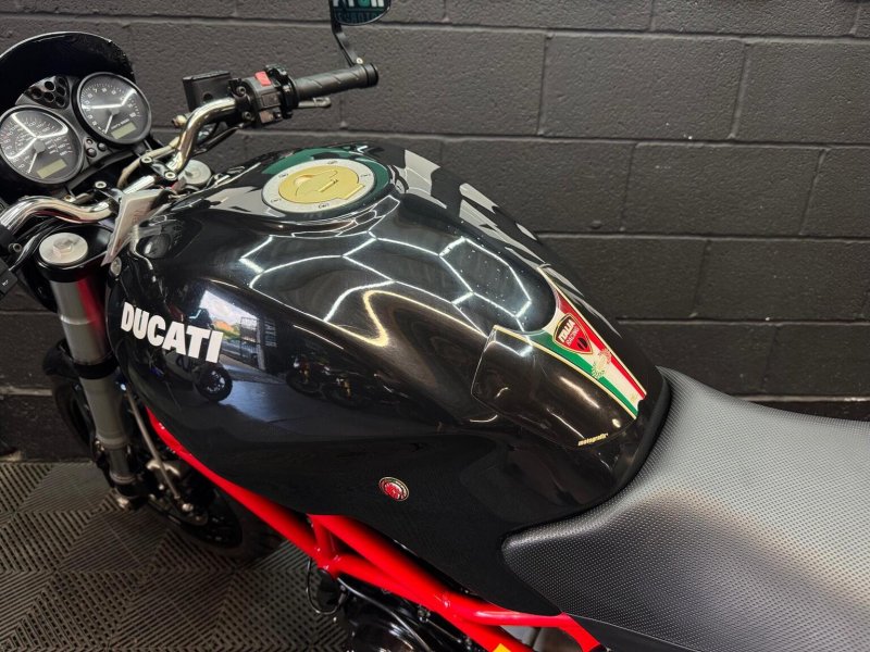 DUCATI MONSTER 695