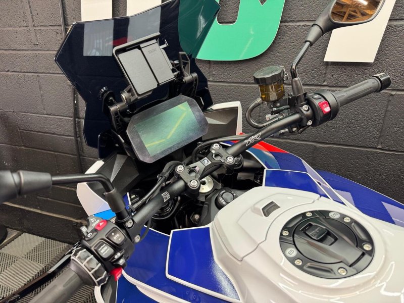 BMW M1000XR