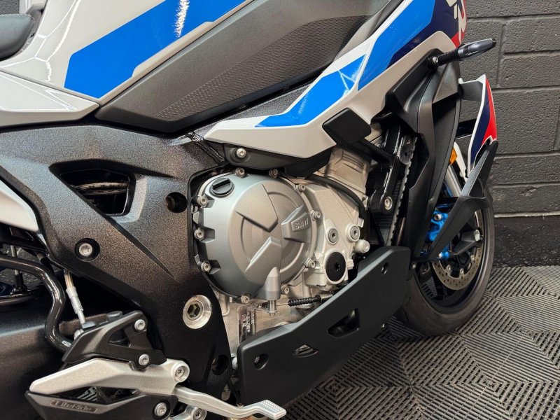 BMW M1000XR