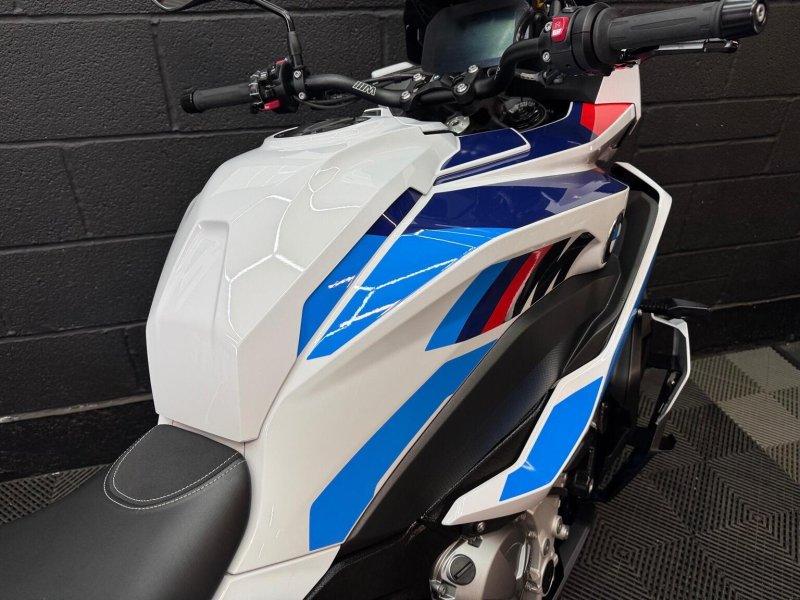 BMW M1000XR