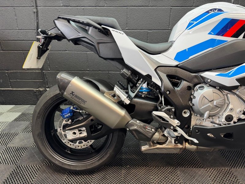 BMW M1000XR