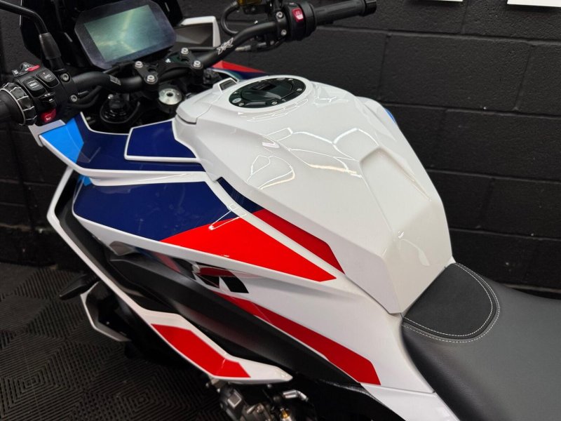 BMW M1000XR