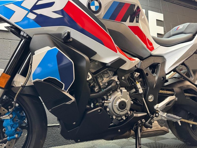 BMW M1000XR