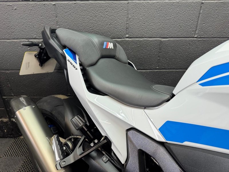 BMW M1000XR